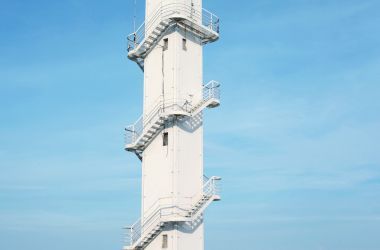 建筑的白色塔与金属螺旋 st 片段