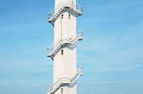 建筑的白色塔与金属螺旋 st 片段