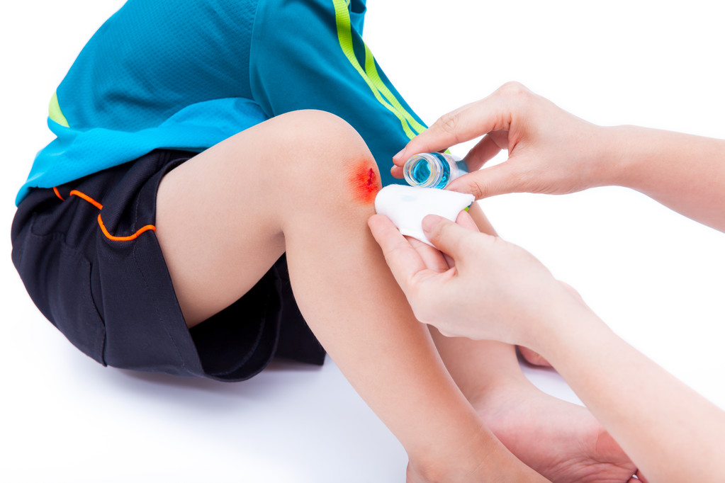 妈妈清洁和提供急救的伤口照片 妈妈清洁和提供急救的伤口照片