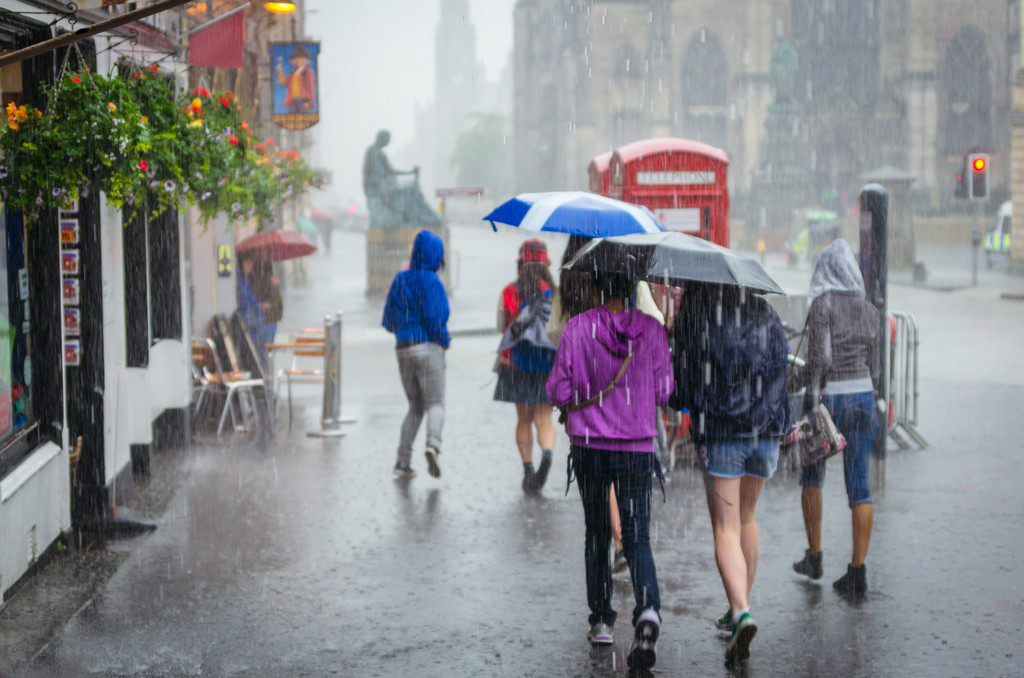 一群女孩在夏天的雨,在城市中行走 一群女孩在夏天的雨,在城市中行走