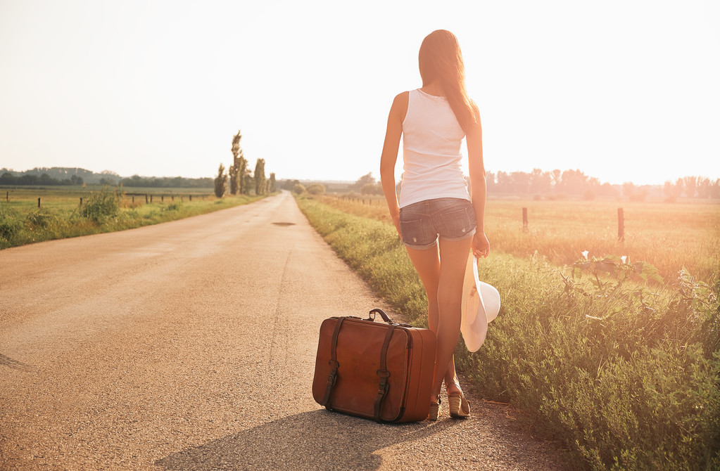 旅行者带着手提箱的女孩 旅行者带着手提箱的女孩