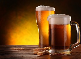 静物与草案啤酒由玻璃.图片