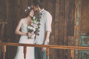 年輕和美麗的新娘和新郎很開心好時間和快樂在一起同時在仿古裝飾品和木制背景的工作室拍攝婚禮 photosession