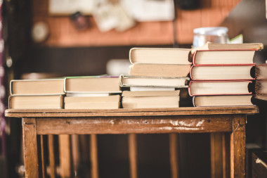 在一個架子上與以前的學(xué)校老式 instagram 過濾器的舊書