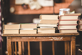 在一个架子上与以前的学校老式 instagram 过滤器的旧书