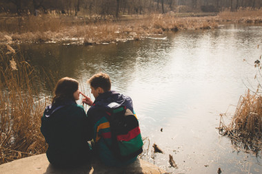 年轻美丽快乐时髦夫妇黑发女孩，玩得很开心的家伙时间旅行而走在树林里的森林