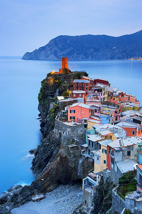 Vernazza 村庄，在日落的鸟瞰图。五渔村，Ligury，我