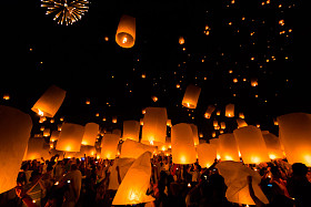 漂浮在清迈省灯笼照片