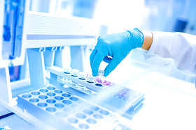 科学家使用防护劫匪手套处理危险物质和实
