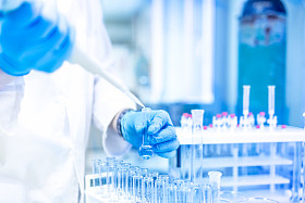 医学科学家和化学家在实验室使用吸管或滴管的液体样