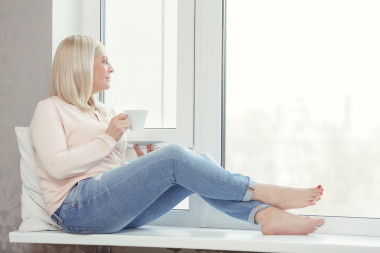 女人坐在窗臺(tái)上圖片