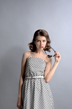 美點(diǎn)的模特肖像穿著灰色背景的太陽鏡