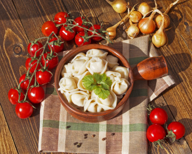 木制的桌子上肉餡餃子圖片