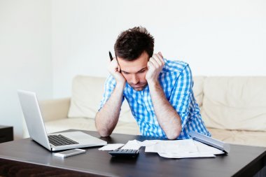 計算了家里的賬單的人