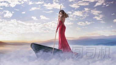 獨(dú)自聰明的女人在云戲水照片