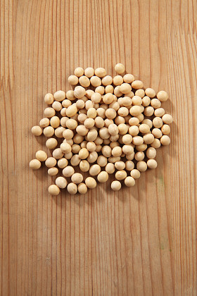 在木桌上的大豆豆