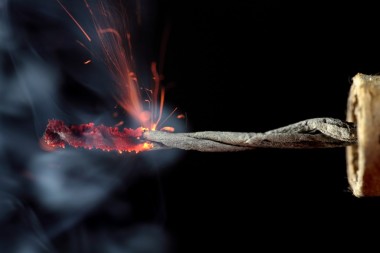 燃燒爆竹的保險(xiǎn)絲