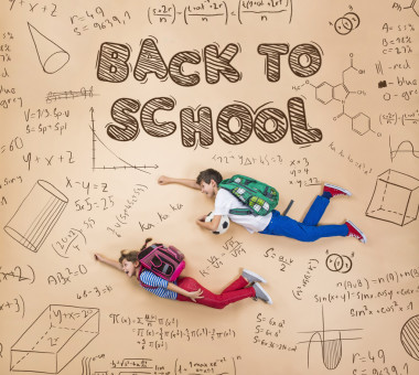 兩個學生調皮地學習