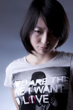 不快乐可爱的女孩