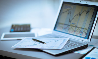 商人用筆記本電腦分析投資圖表會計學