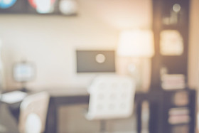 与计算机模糊的办公室图片