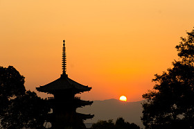 美丽的夕阳在京都，日本照片