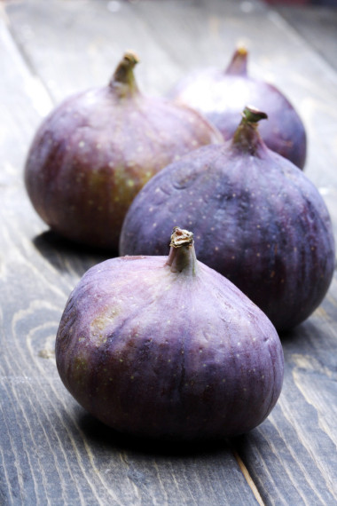 新鮮的紫色無花果，木制的桌子上