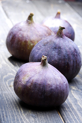 新鲜的紫色无花果，木制的桌子上