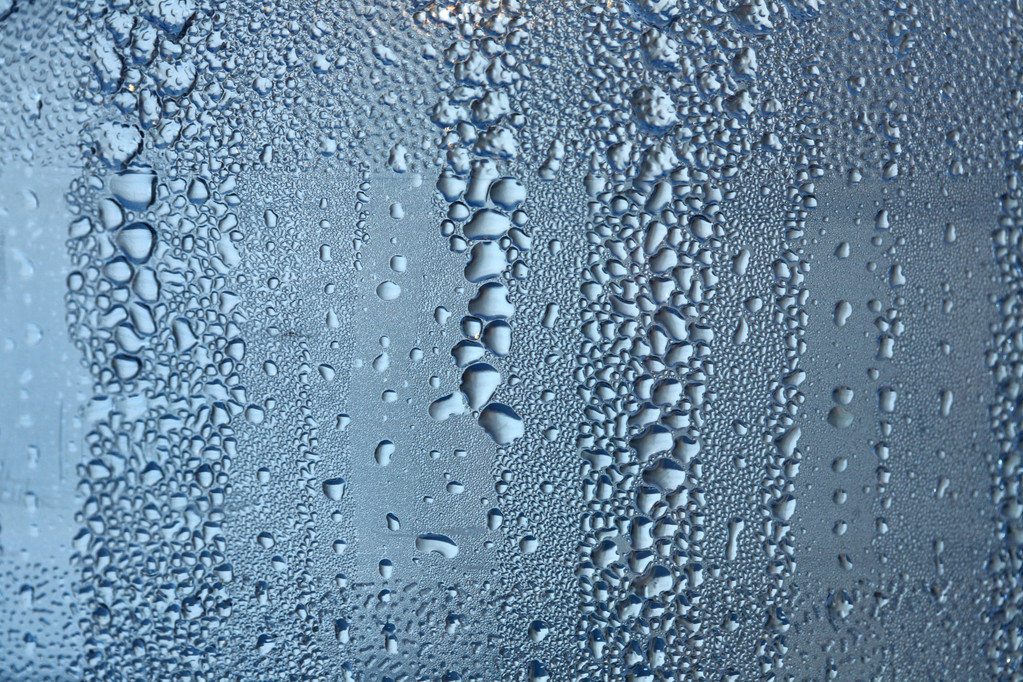 在窗口上的水滴图片 在窗口上的水滴图片