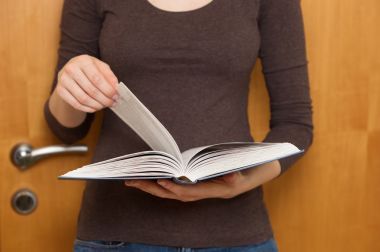 女人讀一本有趣的書圖片