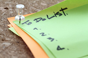 关闭销和待办事项列表上便笺与软木蟒蛇的词