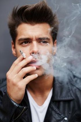 模型一支的抽烟和呼出的烟