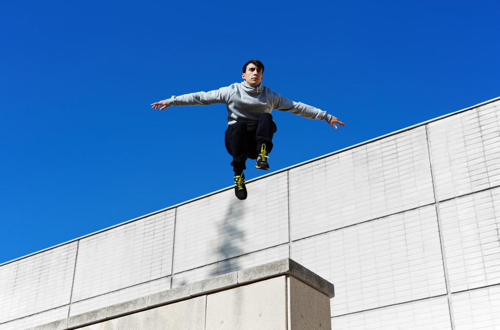 男的跑酷自由转轮跳跃图片 男的跑酷自由转轮跳跃图片