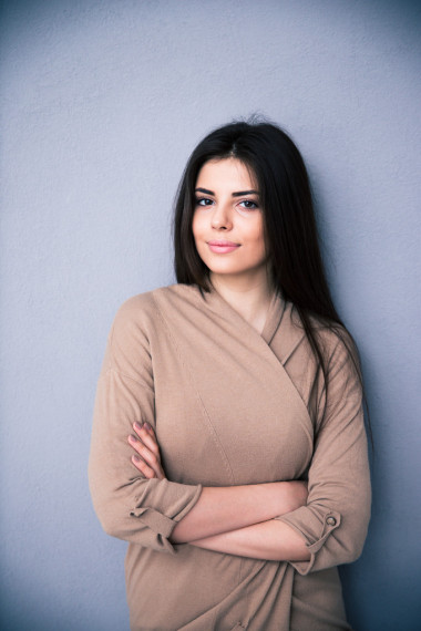 微笑白种女人站双臂折叠