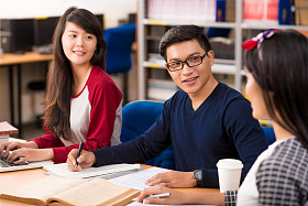 在图书馆里学习的学生照片