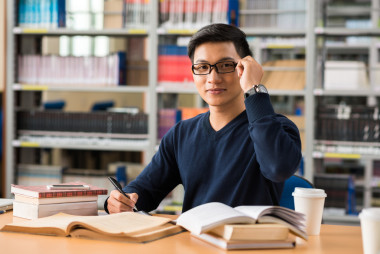 在圖書館工作的年輕人
