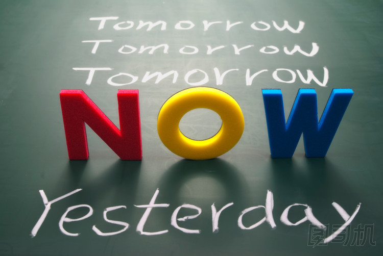 現(xiàn)在，昨天和明天在黑板上的詞語