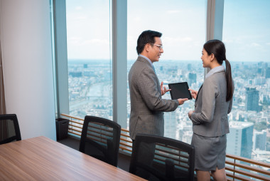 同事們討論信息