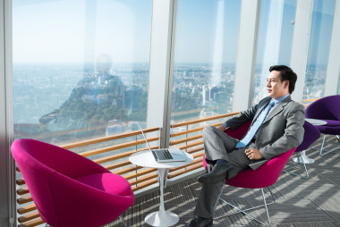 看這座城市的沉思商人