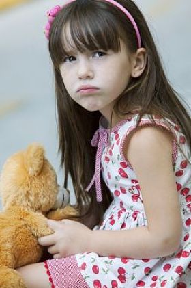 向上看的小女孩照片