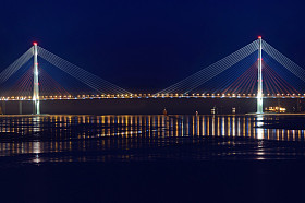 到符拉迪沃斯托克 (海参崴) 骇人大桥夜景