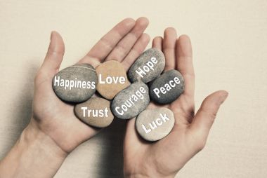 內(nèi)心的平衡概念: 手里拿著的石頭與單詞快樂(lè)