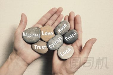 內(nèi)心的平衡概念: 手里拿著的石頭與單詞快樂