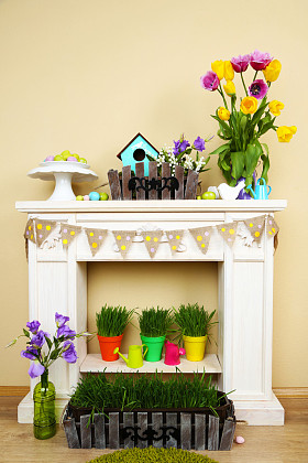 美丽的春天装饰在房间里的壁炉