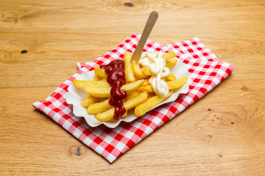 炸薯薯?xiàng)l配番茄醬和蛋黃醬