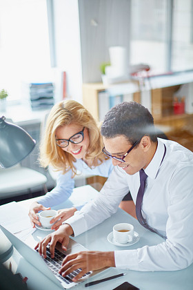 办公室工作人员交谈