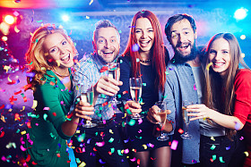 香槟酒杯的人图片