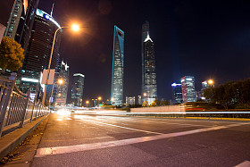 摩天大楼在现代城市的夜晚图片
