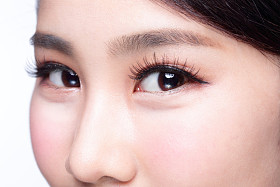 长着长睫毛的眼睛.照片