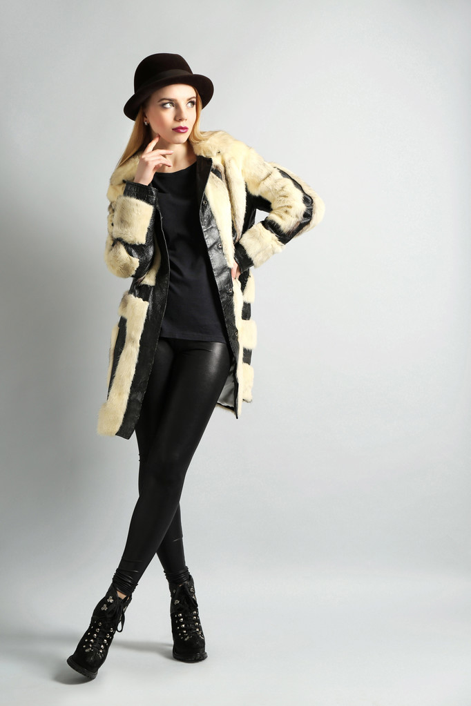 灰色背景表达年轻模型照片 灰色背景表达年轻模型照片